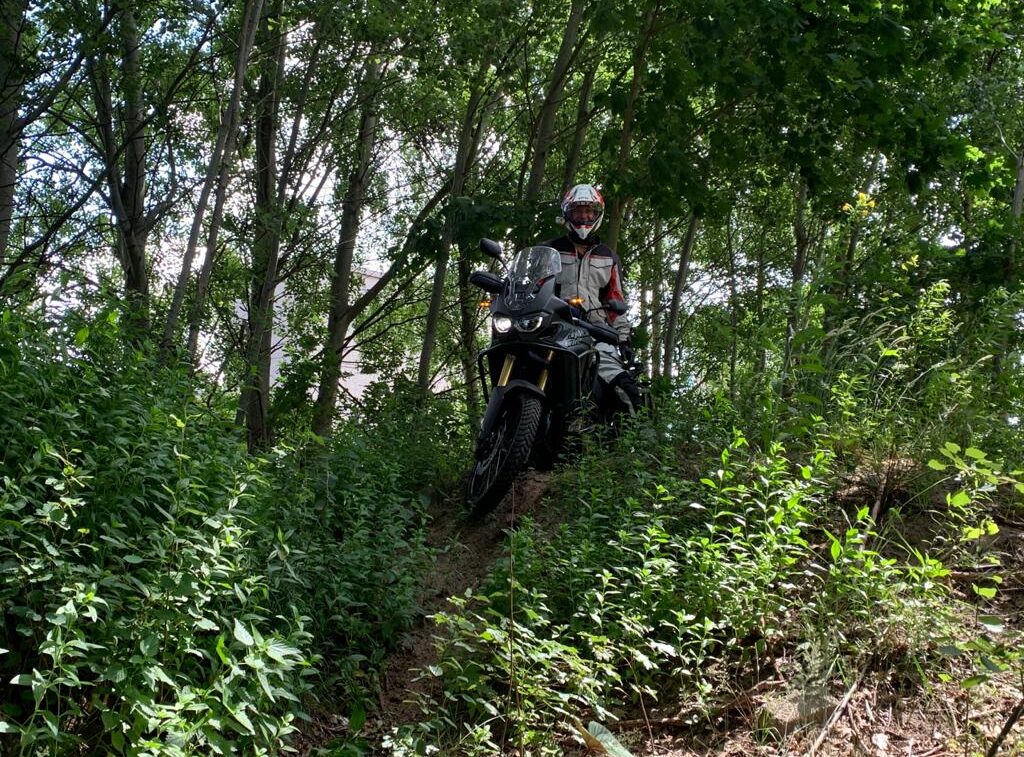 motorrijder in het bos tijdens een allroad rijtraining